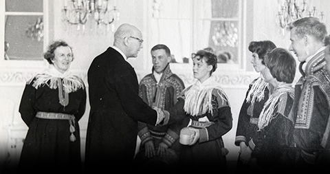 Kuvat 16, 17 ja 18. Audienssi presidentti Urho Kekkosen luona presidentinlinnassa luokkaretken aikana. Sunkku esitteli oppilaat presidentille, minä ojensin hänelle lahjaksi vaskoolin ja Helvi perinteisen voirasian. Kuvat Erkki Heinosen arkisto.